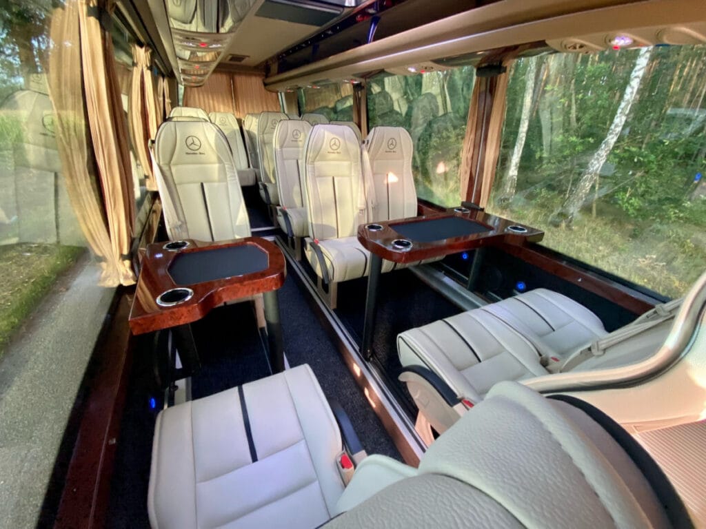 Przejazd luksusowym busem dla 17 osób z dwustrefową klimatyzacją.